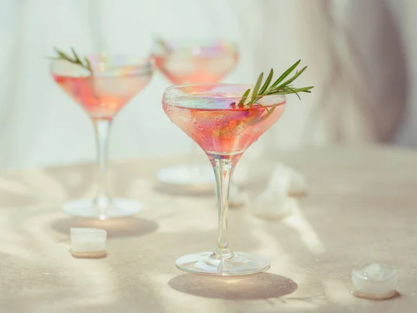 Segelas stroberi cocktail atau mocktail, minuman musim panas menyegarkan dengan es hancur dan air berkilau di latar belakang cahaya. — Stok Foto