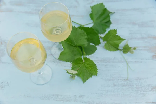 Deux Verres Vin Blanc Avec Des Feuilles Raisin Sur Fond — Photo