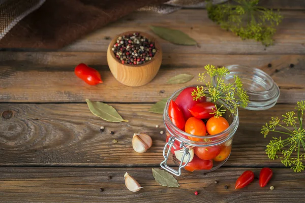 나무로 테이블에 건강에 음식을 놓았습니다 유기농이고 토마토에 양념과 마늘을 유리병 — 스톡 사진