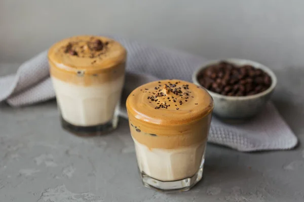 Dalgona Schlug Kaffee Instant Sahne Eiskaffee Cocktail Mit Kaffee Milch — Stockfoto