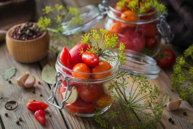Sağlıklı vejetaryen yemeği yapmak için gerekli malzemeler. Sebze turşusu. Domatesler korunmaya hazırlanıyor. Temiz yemek, vejetaryen yemek konsepti