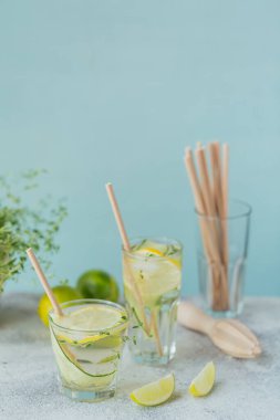 Ahşap masada bir bardak salatalık soda. Arsız su. Yaz sağlıklı detoks suyu, limonata ya da kokteyl geçmişi. Az alkol, alkolsüz içecekler, vejetaryen ya da sağlıklı beslenme konsepti