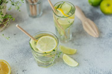 Alkollü yaz içkisi. Cin, votka veya tekila, salatalık, kireç, buz küpleri ve ahşap arka planda kekik ile ev yapımı ferahlatıcı kokteyl..