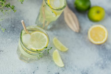 Bir bardak salatalık kokteyli ya da moktail, ezilmiş buz ve ahşap zeminde köpüklü su ile ferahlatıcı bir yaz içeceği..