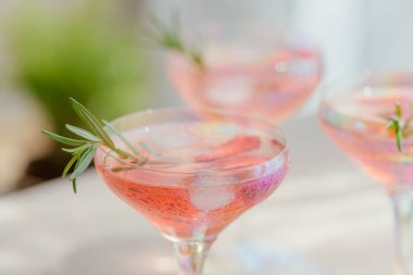 Bir bardak çilek kokteyli ya da mocktail, ezilmiş buz ve hafif arkaplanda köpüklü su ile ferahlatıcı yaz içeceği. İçecek fotoğrafçılığı.