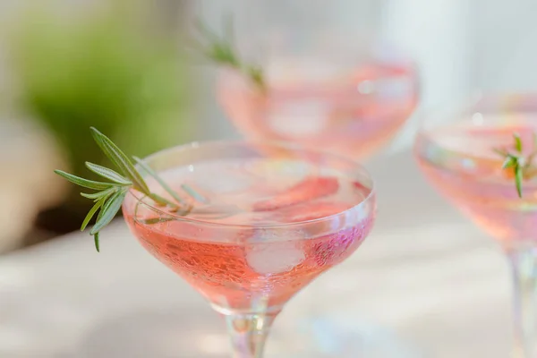 Vaso Cóctel Fresa Mocktail Refrescante Bebida Verano Con Hielo Picado —  Fotos de Stock