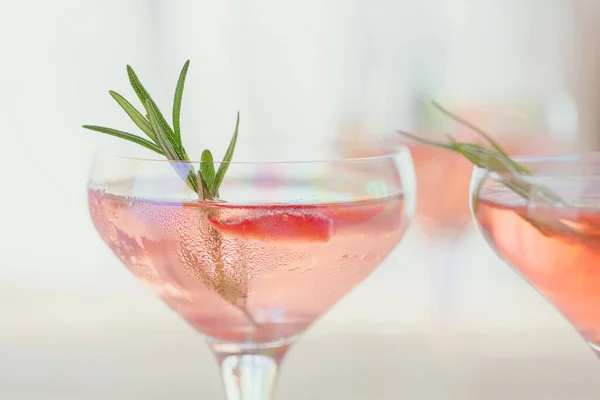 Ποτήρι Κοκτέιλ Φράουλας Mocktail Δροσιστικό Καλοκαιρινό Ποτό Θρυμματισμένο Πάγο Και — Φωτογραφία Αρχείου
