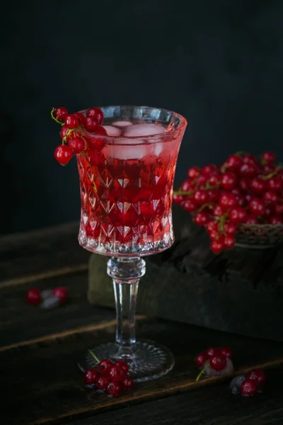 Sommerdrink Mit Weißsekt Hausgemachter Erfrischender Fruchtcocktail Oder Punsch Mit Champagner — Stockfoto