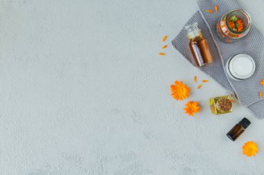 Beyaz ahşap arka planda taze ve kuru takviye çiçekleri olan bir şişe kadife çiçeği tentürü ya da infüzyon, merhem, krema ya da merhem. Doğal bitkisel alternatif tıp, şifa ve şifalı bitkiler.