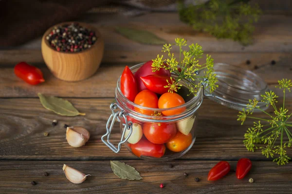 Conservación Tomates Frescos Escabeche Condimentos Ajo Una Mesa Madera Comida — Foto de Stock