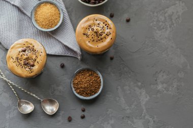 Dalgona kremalı kahve, hazır, kremalı, buzlu kahve. Kahve, süt ve buzlu kokteyl. Gri arka plan modeli. Metin için kopyalama alanı olan modaya uygun içecek arkaplanı.