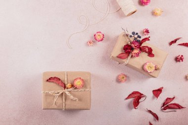 Sonbahar yaratıcı tatil hediyesi. El yapımı kağıt bir hediye kutusu ve yeşil yaprakları var. Hediye paketi. Şükran Günü, sonbahar tatili, sonbahar geçmişi