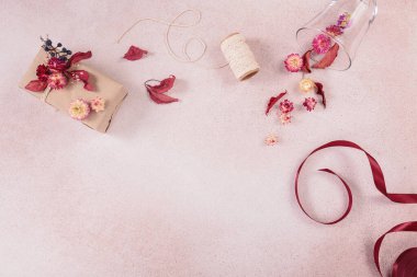 Hediye paketleme ve süsleme işlemi kurumuş çiçeklerle yapılır. El işi kağıdında hediye kutuları ve doğal sonbahar süslemeleri, yaratıcı ve sıfır atık tatil hediye paketi. DIY kavramı