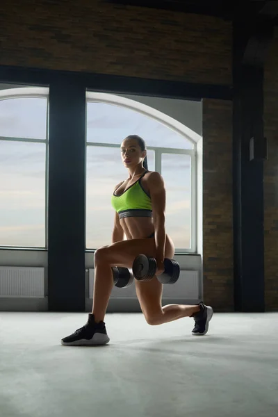 Mujer fuerte haciendo ejercicios de fitness con pesas . —  Fotos de Stock