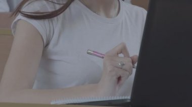 Genç olumlu öğrenci ders sırasında.