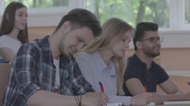 Yan not defterinde yazılı öğrencilerin gülen.