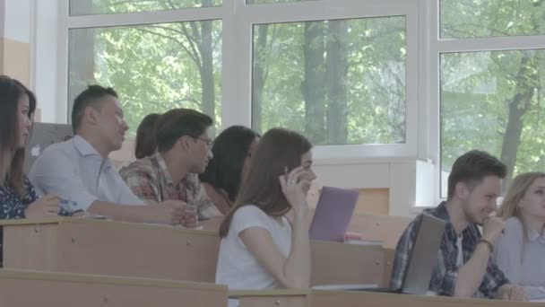 Побічний погляд на однокласників, які сидять під час уроку . — стокове відео