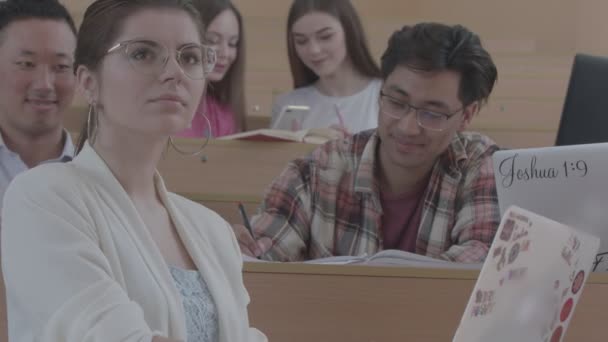 Dva studenti pracující s přenosným počítačem v univerzitě. — Stock video