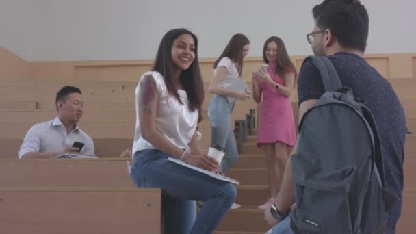 Estudiantes charlas durante el descanso de la universidad . — Vídeos de Stock