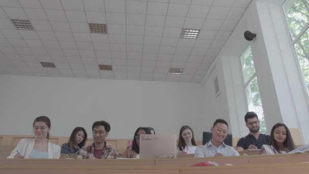 Grupo de estudantes que trabalham para o projeto educacional na universidade . — Vídeo de Stock