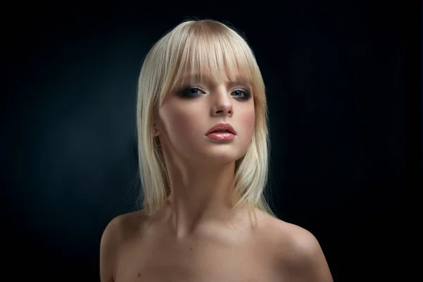 Frontvisning af blond model med åbne skuldre . - Stock-foto