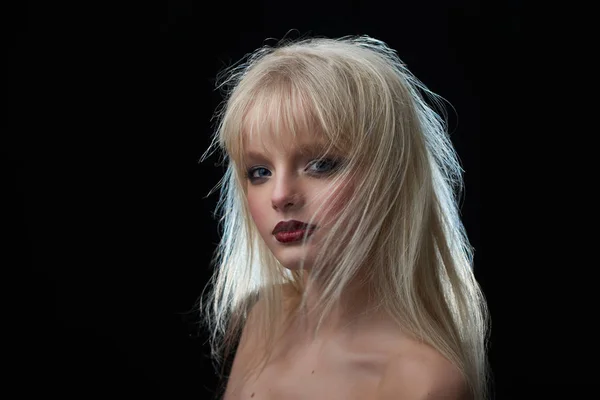 Modell, szőke kócos haj és nyitott vállak. — Stock Fotó