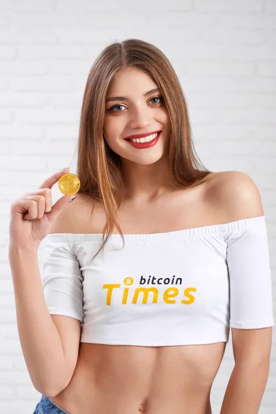 Attractive beatiful girl keeping golden bitcoin. — Stock Photo, Image