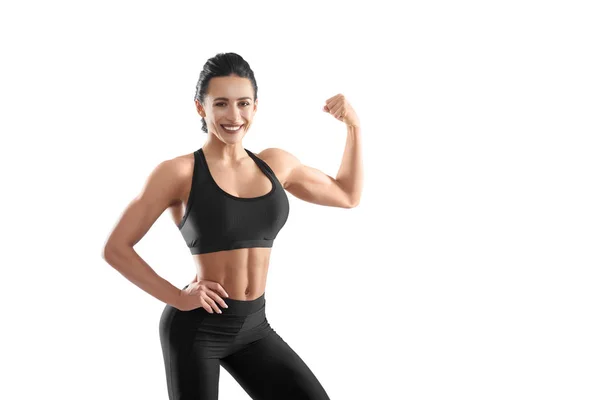 Athletische Frau demonstriert ihre starken Muskeln. — Stockfoto