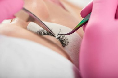 Uzun sahte yapma Backview yordam lashes.