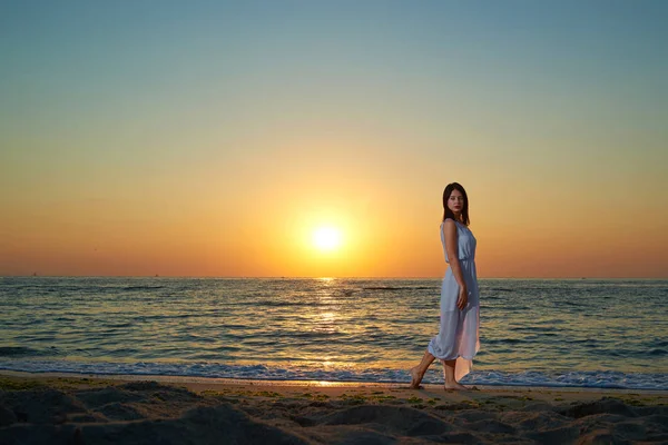 Hübsche Frau, die am Ufer entlang geht. — Stockfoto