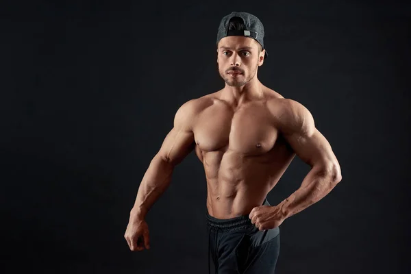 Porträtt av poserar bodybuilder. — Stockfoto