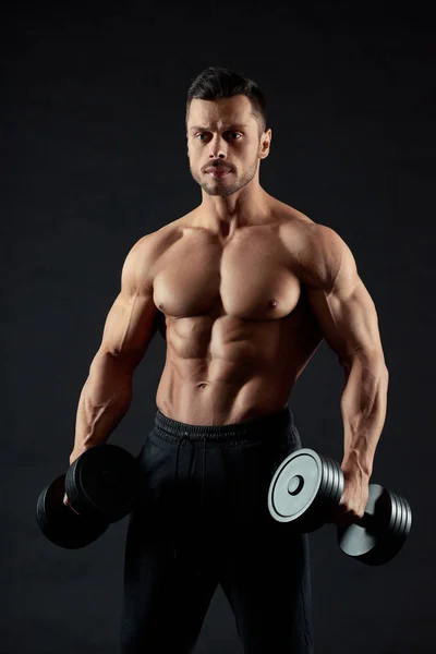 Çekici, yakışıklı adam ağır dumbbells holding. — Stok fotoğraf