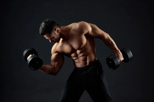Colpo orizzontale di uomo muscolare sollevare manubri pesanti . — Foto Stock