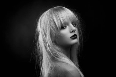 Yatay siyah beyaz sideview kırmızı ruj sarışın kız.