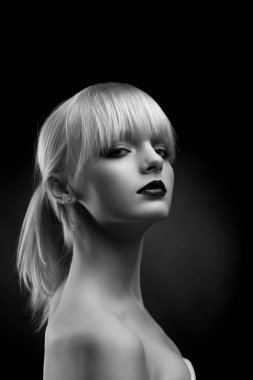 Dikey siyah beyaz sideview akşam ile genç model makyaj.