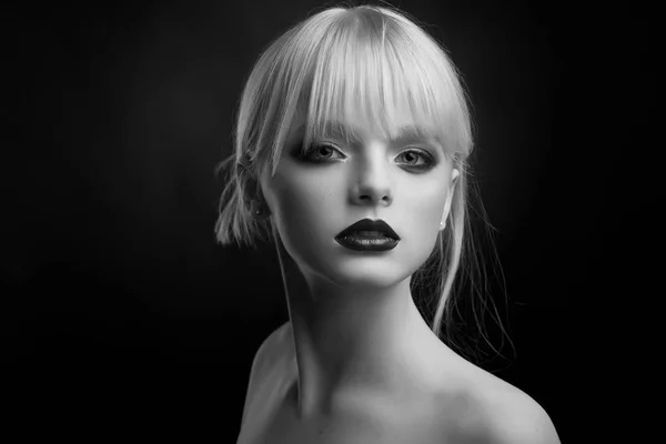 Retrato en blanco y negro del estudio de una chica con maquillaje de noche . — Foto de Stock