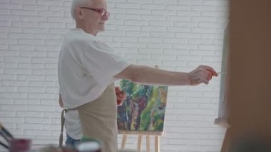 Eski sanatçı atelier renkli boya ile çalışma.