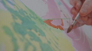 Ressam çizim resim suluboya boya ile yakın çekim.