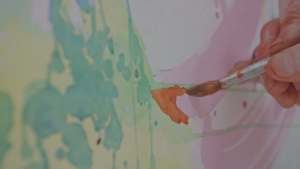 Художник малює картини акварельними фарбами . — стокове відео