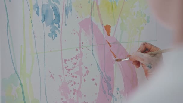 Художники вручну малюють картини акварельними фарбами . — стокове відео