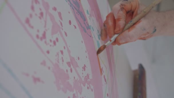 Schilders hand maken sommige streken op canvas. — Stockvideo