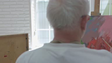 Backview bir resim çizim bir sanatçının.
