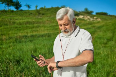 Yaşlı adam çalışırken zaman kontrol dışarı.