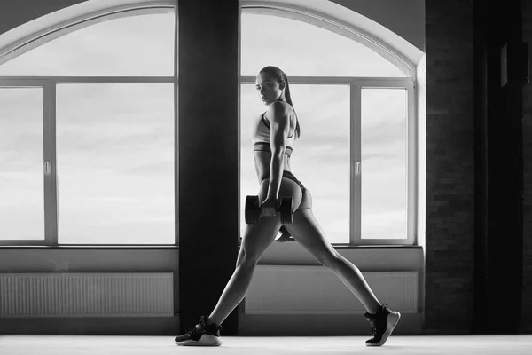 Fekete-fehér fotó sportos nő erős test, így a gyakorlatok. — Stock Fotó