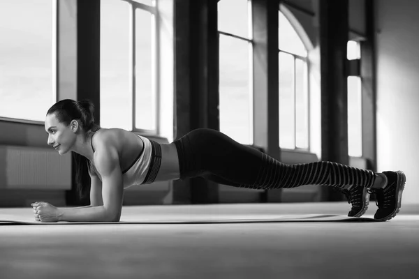 Fekete-fehér fotó sportos nő erős test, így a deszka. — Stock Fotó