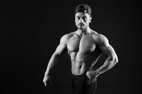 Portrait noir et blanc du bodybuilder posant . — Photo