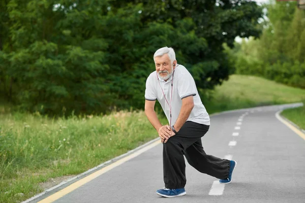 Active senior man exercising on fresh air. — Stock Photo, Image
