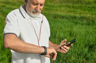Eski Çalıştırıcısı zaman dışarıda egzersiz sırasında kontrol.