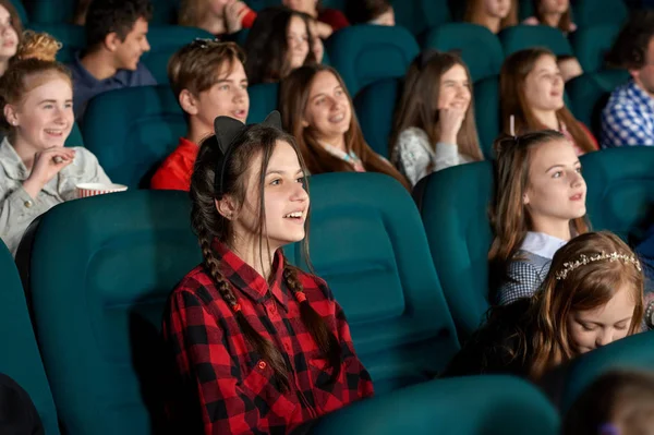 Juventude assistindo filme e rindo no cinema . — Fotografia de Stock