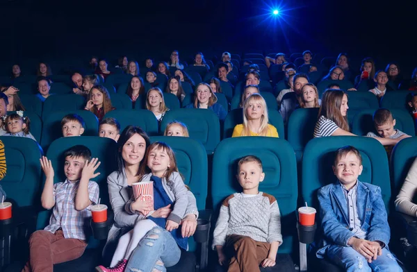 Publiczność kina, ciesząc się film i uśmiechając się. — Zdjęcie stockowe